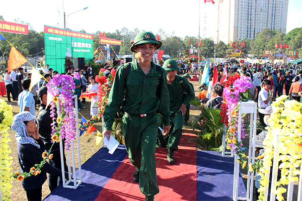 Các tân binh huyện Long Thành phấn khởi nhận lệnh lên đường